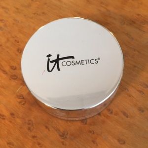it cosmetics Bye Bye Pores shade medium